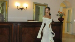 MUŠKARCIMA POPADALE VILICE, SVE JOJ SE VIDELO Influenserka na venčanje najbolje drugarice došla POLUGOLA (FOTO/VIDEO)