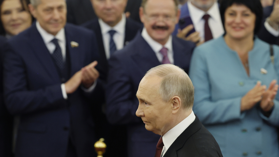 PUTIN STRAHUJE OD ATENTATA? Bezbednosna služba ga štiti od vidljivih i NEVIDLJIVIH stražara: Evo ŠTA se krije ispod njegovog odela!