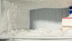 JEFTINO REŠENJE Ako vam se led često pravi u zamrzivaču, ubacite ovu namirnicu i više nećete imati taj problem!