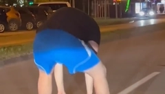 ZBOG GESTA OVOG NOVOSAĐANINA SE NAPRAVILA ČITAVA KOLONA Zaustavio je auto usred vožnje da bi uradio OVO (VIDEO)