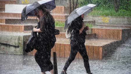 DANAS MOGUĆI PLJUSKOVI Biće pakleno vruće, ali uskoro stiže HLADAN TUŠ (FOTO)
