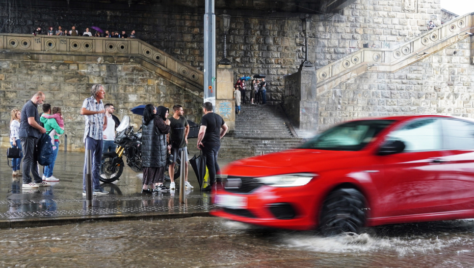 OLUJA JE BLIZU BEOGRADA Evo da li će ovaj oblak sa obilnim pljuskom zahvatiti i grad