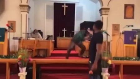 "BOG MI JE REKAO..." Kamera snimila jeziv pokušaj ubistva u crkvi (VIDEO)