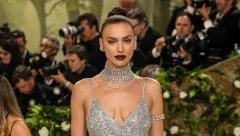 USKA SLIP HALJINA OD 84.000 KRISTALA Irina Šajk zablistala na Met Gali, ruska lepotica prisutne ostavila bez daha