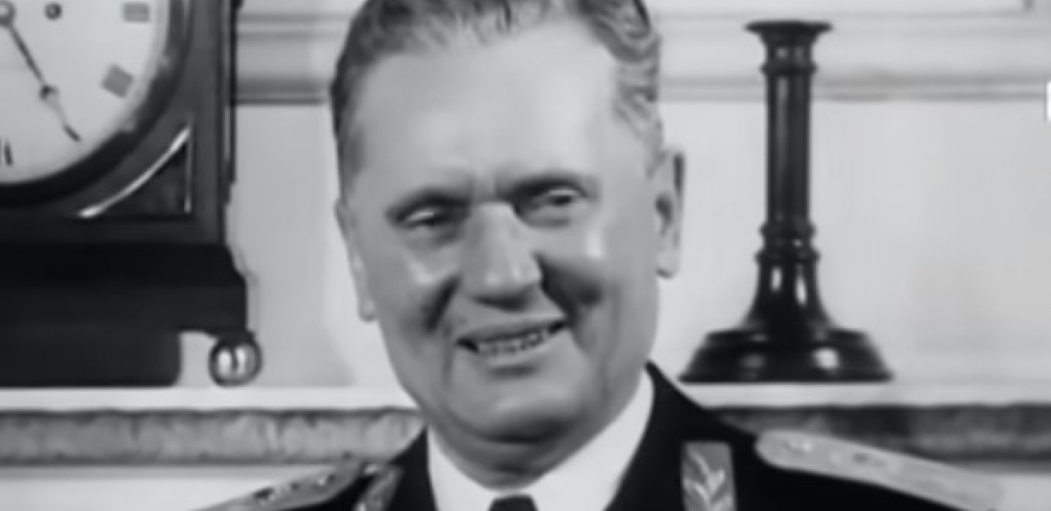 TITU EKSPLODIRALA DIMNA BOMBA U LICE, MERE BEZBEDNOSTI SU BILE NEVIĐENE Evo kako je izgledala poseta maršala Londonu, održao govor na engleskom! (VIDEO)