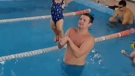 LJUDI U ŠOKU NAKON OVOG SNIMKA Pogledajte kako beba od godinu dana PLIVA i RONI (VIDEO)