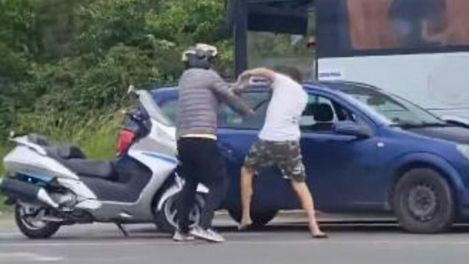 JEZIVA TUČA NASRED PUTA Motorista izvukao vozača iz auta, pa krenuo da ga udara (VIDEO)