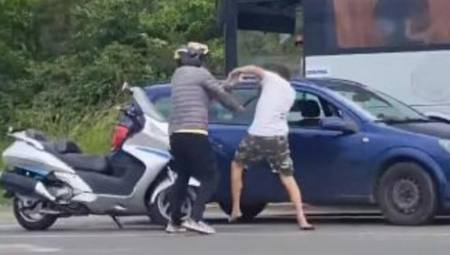 JEZIVA TUČA NASRED PUTA Motorista izvukao vozača iz auta, pa krenuo da ga udara (VIDEO)