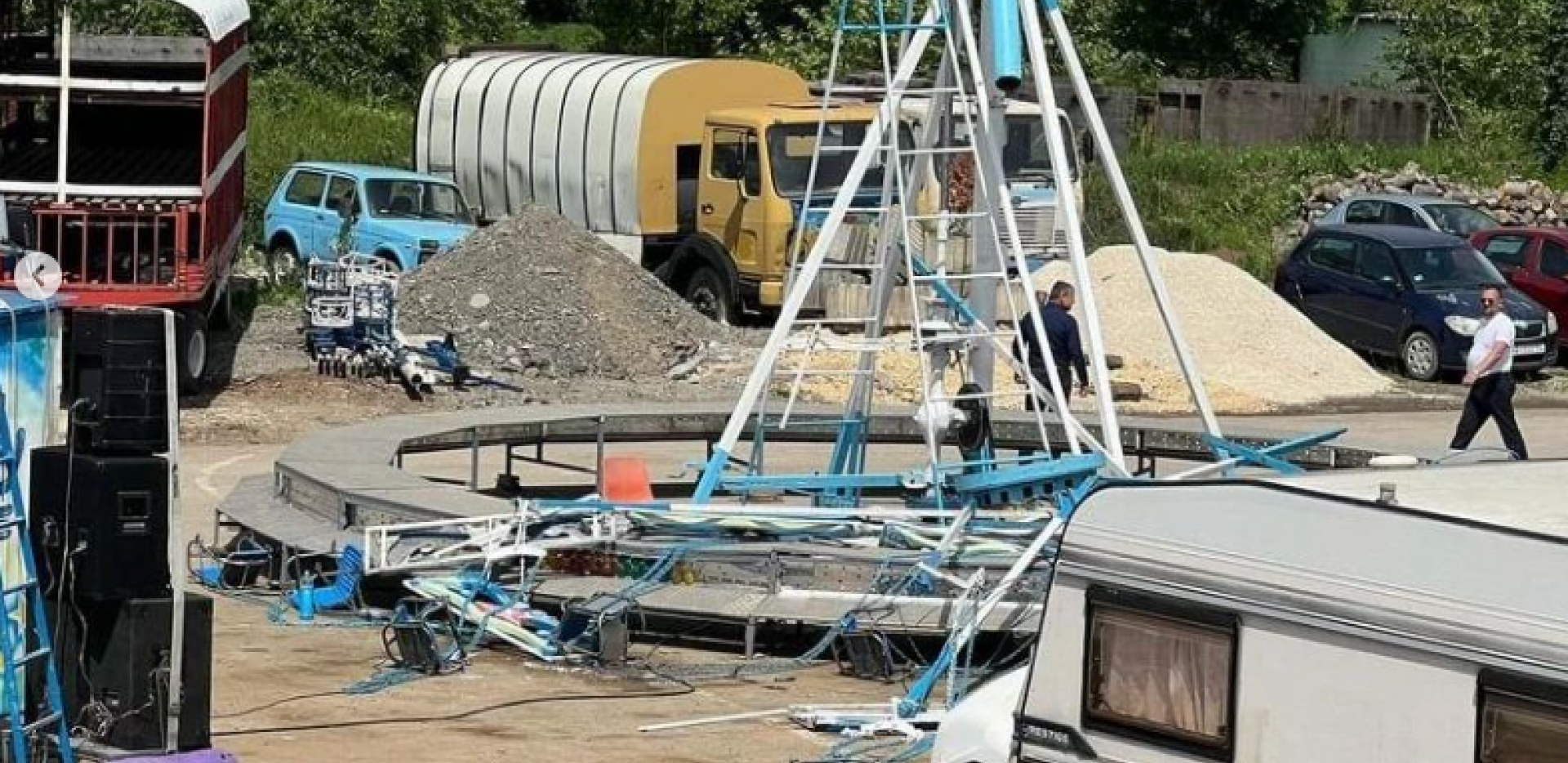 BRAT I SESTRA U KRITIČNOM STANJU Veliki broj dece povređen u rušenju ringišpila kod Kuršumlije