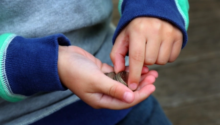 "MAMA, LEPO SAM TI REKAO DA NE UZIMAŠ NA PIJACI" Ženi iz Beograda samo što srce nije puklo, dete joj ismevali zbog patika!