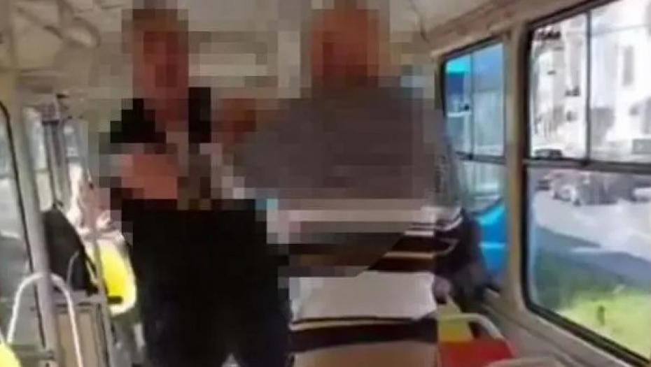 SABLASNA TUČA PENZIONERA U TRAMVAJU! Jedan završio sa KRVAVIM LICEM: "Ti si mene? Sada ću ja tebe!" (VIDEO)