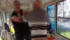 SABLASNA TUČA PENZIONERA U TRAMVAJU! Jedan završio sa KRVAVIM LICEM: "Ti si mene? Sada ću ja tebe!" (VIDEO)