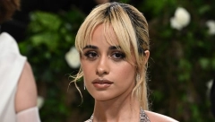 LEDENA LEPOTICA Pevačica Kamila Kabeljo šokirala fanove svojom tašnom, smrznućete se kada vidite!