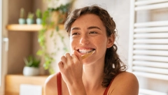 STOMATOLOG UPOZORAVA  "Ovu metodu svi koriste za izbeljivanje zuba, a zapravo šteti zubnoj gleđi i čini ih žutima"