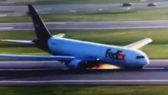 ZASTRAŠUJUĆI INCIDENT NA AERODROMU Avion sleteo bez prednjeg točka, trupom strugao pistu (VIDEO)