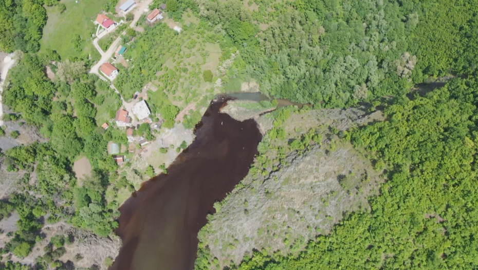 OVO JE UZROK POJAVE CRVENIH MRLJA U RECI LIM! Prizor PRESTRAVIO turiste, ekolozi od jutros na terenu!