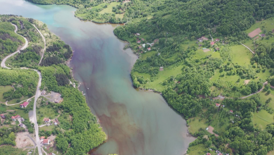 STRANCI DRONOM SNIMILI JEZIV PRIZOR! Crvena materija preplavila reku Lim, OVA scena ih je ostavila bez reči! (FOTO)