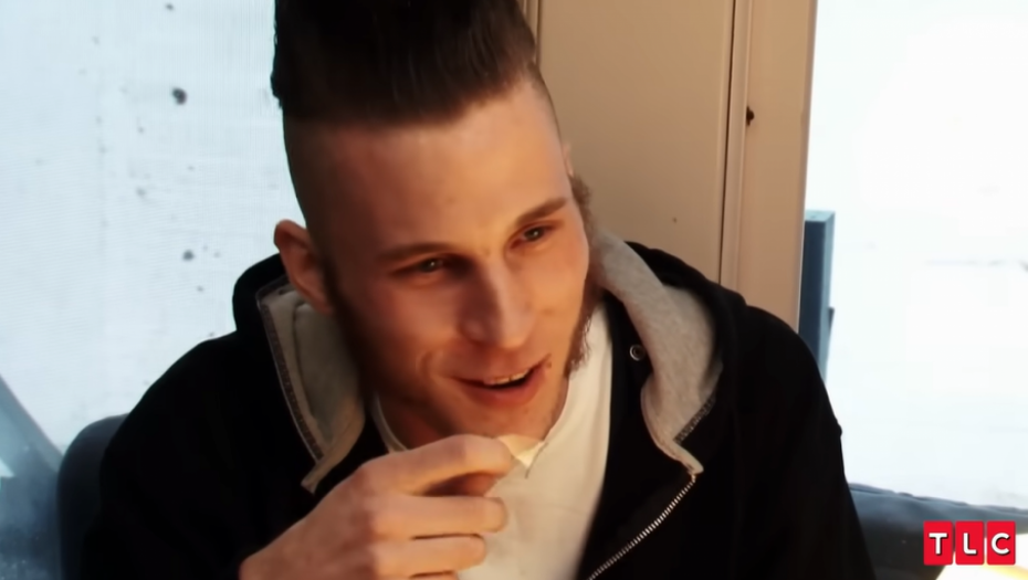 LJUDI SE ZGRAŽAVAJU KADA GA VIDE Ovaj momak obožava da jede STAKLO (VIDEO)