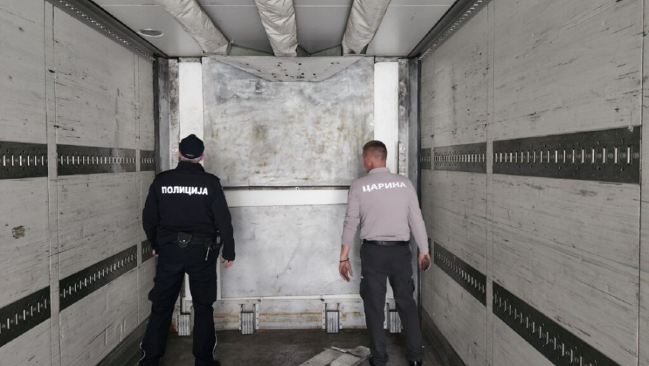U BUNKERU KAMIONA POKUŠAO DA PROKRIJUMČARI 23 MIGRANTA Među njima bilo i dece