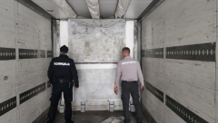 U BUNKERU KAMIONA POKUŠAO DA PROKRIJUMČARI 23 MIGRANTA Među njima bilo i dece