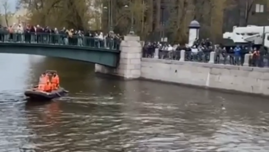 "MUŠKARCI SU SKAKALI SA MOSTA" Očevidac nesreće  Sankt Peterburgu ispričao detalje (VIDEO)