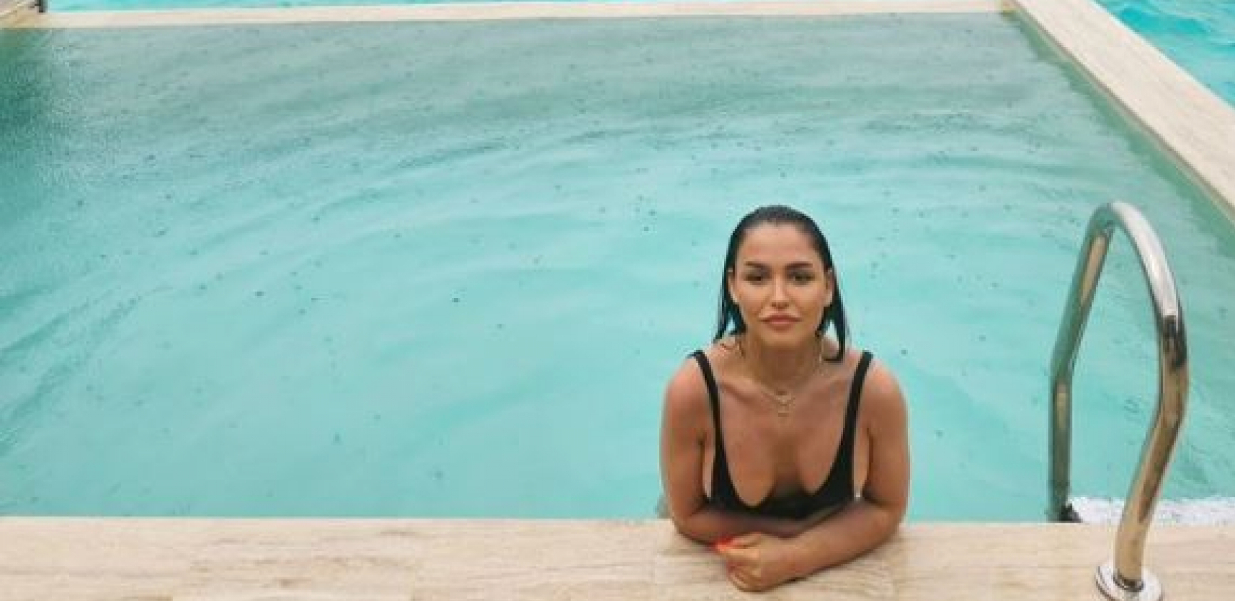 KUPANJAC PO KIŠI? MOŽE! Aleksandra Mladenović sa zgodnim biznismenom otišla na Maldive, a sada otkrila šta rade u bazenu