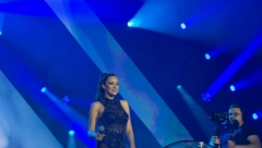 ALEKSANDRA PRIJOVIĆ NA BINI U DONJEM VEŠU I PROVIDNOJ HALJINI Pevačica raspametila stajlingom, muškarcima popadale vilice