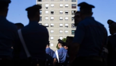 PUCAO IZ LOVAČKE PUŠKE ZBOG GLASNE MUZIKE NA ŽURKI: Ranio četvoro, pa skočio sa balkona