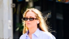 JEDNOSTAVAN STIL NIJE DOSADAN Dženifer Lorens prošetala u savršenim farmerkama, hit su ovog proleća!