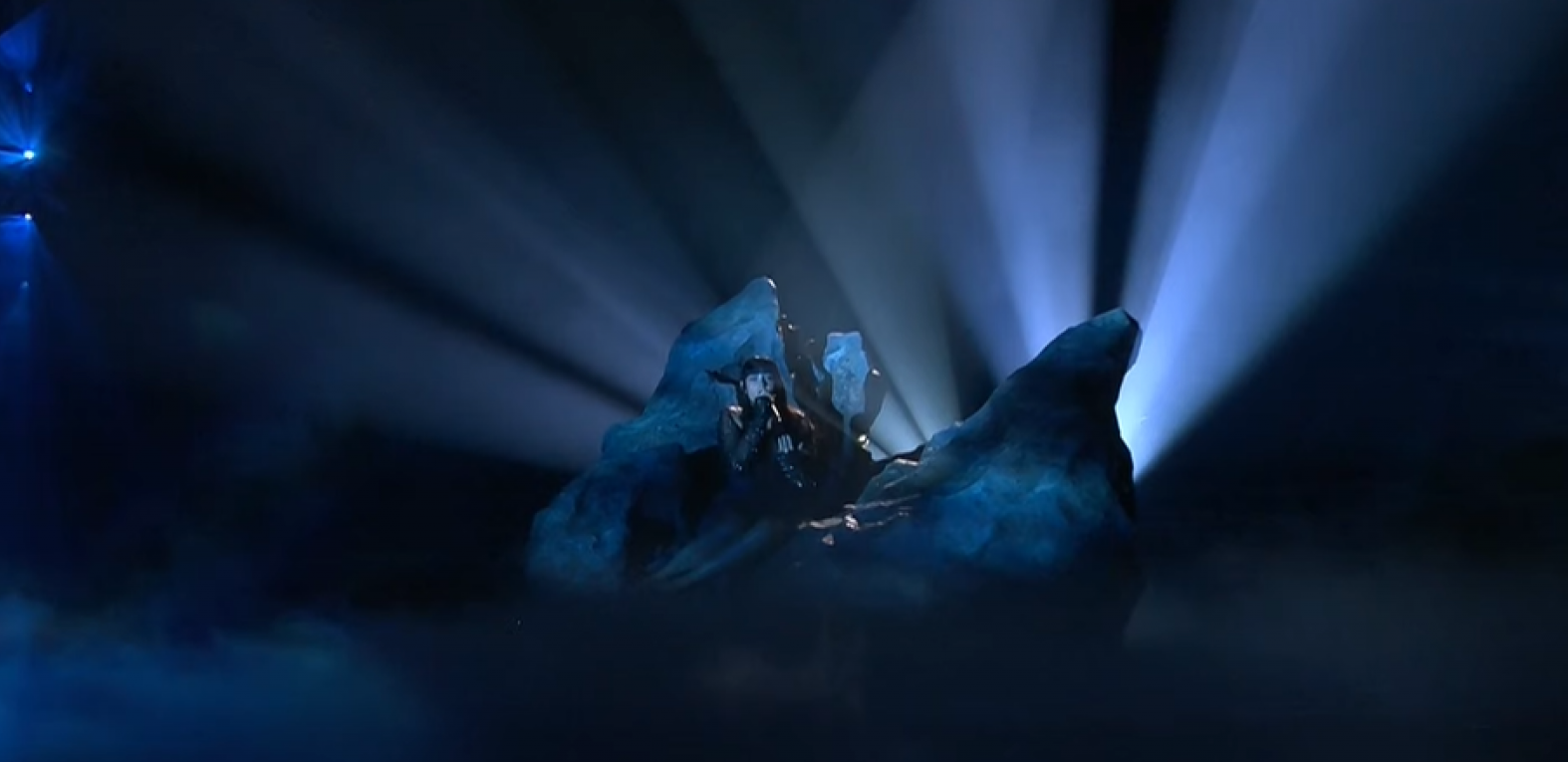 PROSIDBA UZ LILA RAMONDU Dečko kleknuo ispred devojke, cela arena u Malmeu gledala u njih: Odzvanjali zvižduci sa svih strana (VIDEO)