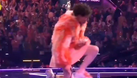 POBEDNIK EVROVIZIJE RAZBIO TROFEJ Šokantna scena sa kraju finala, lomljenje stakla se čulo i u programu: Ovo se nikada u istoriji takmičenja nije desilo