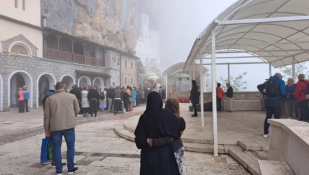 HILJADE VERNIKA PRED OSTROGOM Stigao i mitropolit Joanikije, SPC slavi velikog svetitelja