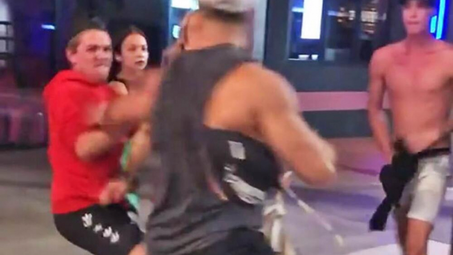 PIJANI NASILNICI MALTRETIRALI LJUDE, PA NALETELI NA POGREŠNOG MMA borac ih prvo upozoravao, pa im pokazao ko je gazda (VIDEO)