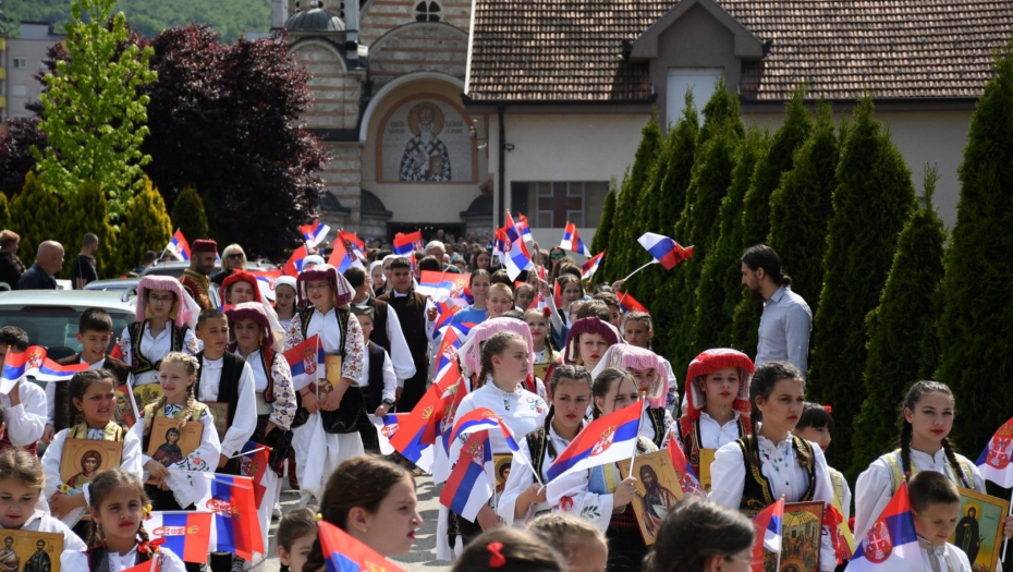 Srbi u Leposaviću razvili veliku srpsku zastavu na dan Svetog Vasilija