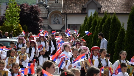 Srbi u Leposaviću razvili veliku srpsku zastavu na dan Svetog Vasilija