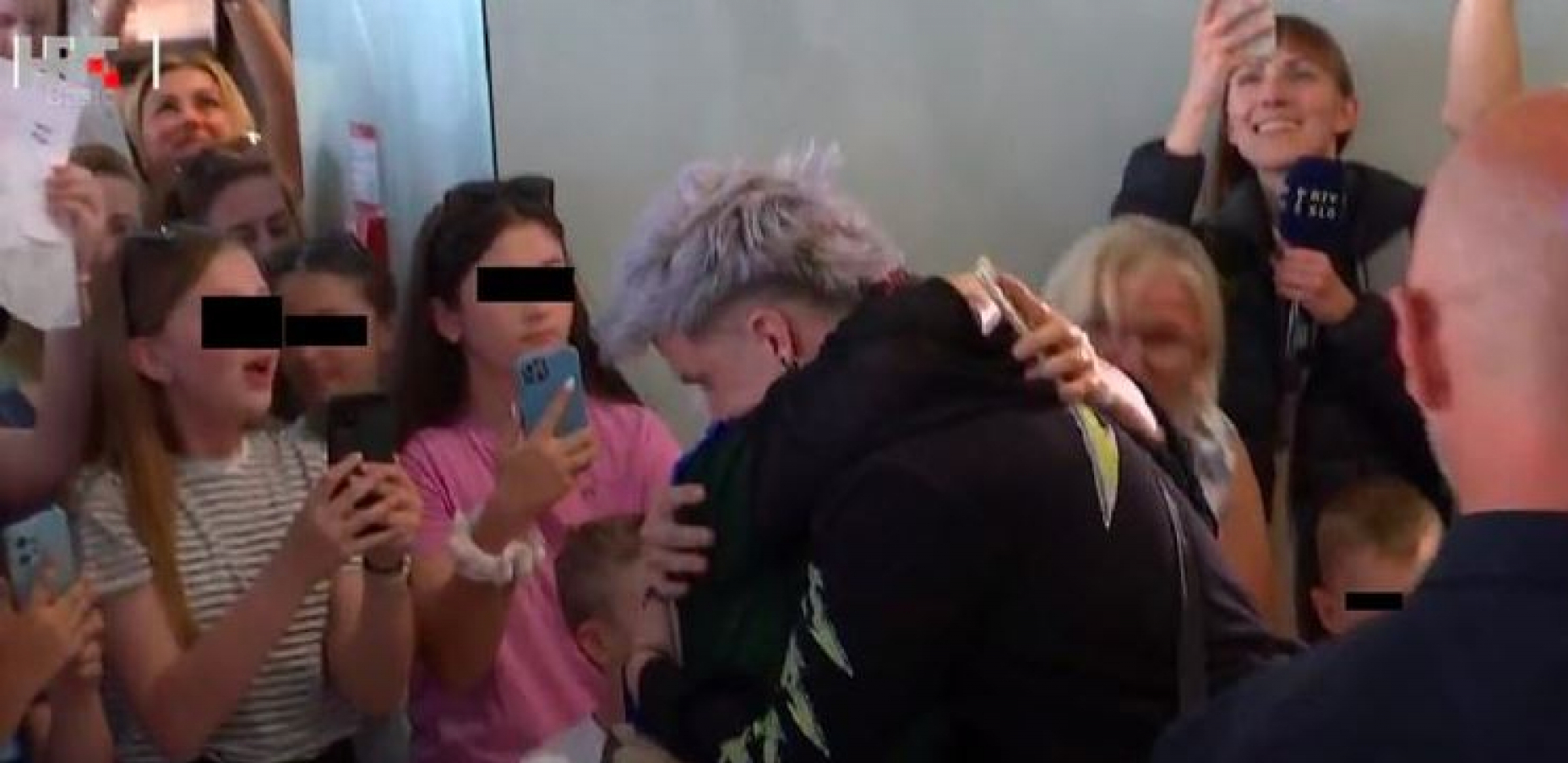 PREDSTAVNIK HRVATSKE NA EVROVIZIJI ZAPLAKAO NA TRGU Nije mogao da sakrije emocije kada je ugledao njih, rasuo se na komade