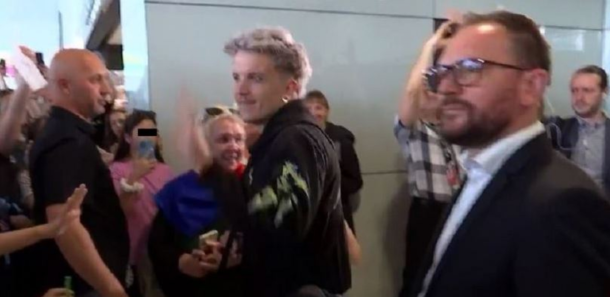 BEJBI LAZANJA DOLETEO U ZAGREB Sačekalo ga neviđeno iznenađenje, scene sa aerodroma i gradskih ulica teraju suze na oči