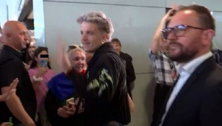 BEJBI LAZANJA DOLETEO U ZAGREB Sačekalo ga neviđeno iznenađenje, scene sa aerodroma i gradskih ulica teraju suze na oči