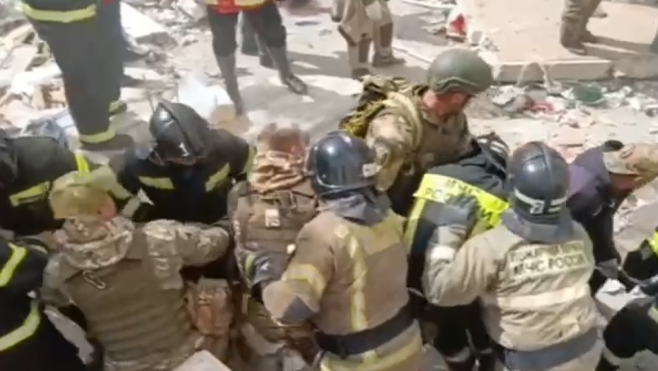 DRAMATIČNA AKCIJA SPASAVANJA U BELGORODU  Stariji muškarac i žena izvučeni ispod ruševina, potraga za preživelima se nastavlja (VIDEO)