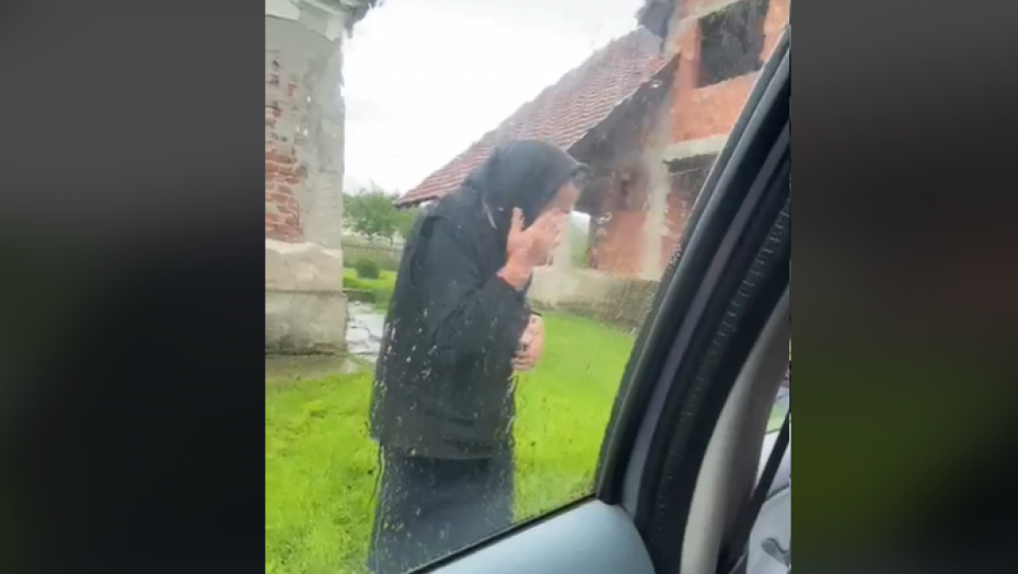 ČISTA EMOCIJA, SRCE DA PREPUKNE! Snimak bake kako plače zapalio mreže, kad saznate RAZLOG, zaplakaćete i vi! (VIDEO)