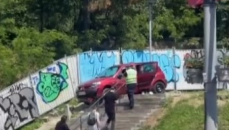 NESVAKIDAŠNJA SCENA U BEOGRADU, JEDAN OD VOZAČA NAŠAO PREČICU PO PEŠAČKOJ ZONI! Saobraćajci se gledaju i NE VERUJU! (VIDEO)