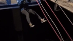 SNIMAK SKOKA SA 40 METARA POSTAO PRAVI HIT Žena skače u ambis u kom je MRKLI MRAK (VIDEO)