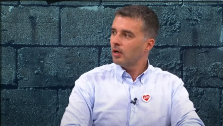 IMA SE, MOŽE SE... Savo Manojlović KRENUO kao momak iz naroda, a PROMENIO SE u hodajući brend