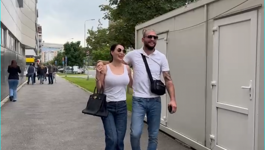 CECA OTKRILA KAKO IZGLEDA BEBA! Ražnatovići ispred porodilišta, došli da vide Bogdanu!