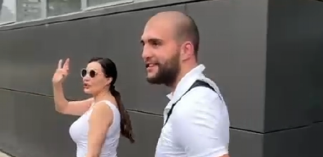 BEBA LIČI NA RAŽNATOVIĆE! Ceca i Veljko nasmejani napustili porodilište, ponosan tata uzviknuo samo jedno!