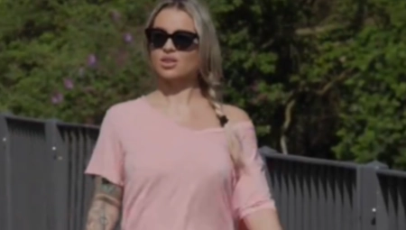 "MASNA KAO MITRALJEZ!" Tviter gori zbog snimka ove devojke: Volela bih da me ZAGRLI BUTINAMA"! (VIDEO)