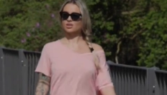 "MASNA KAO MITRALJEZ!" Tviter gori zbog snimka ove devojke: Volela bih da me ZAGRLI BUTINAMA"! (VIDEO)