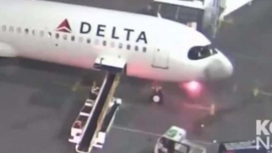 UŽAS NA AERODROMU! Zapalio se AVION, uspaničeni putnici hodaju po krilu (VIDEO)