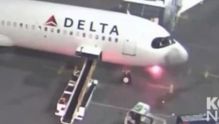 UŽAS NA AERODROMU! Zapalio se AVION, uspaničeni putnici hodaju po krilu (VIDEO)