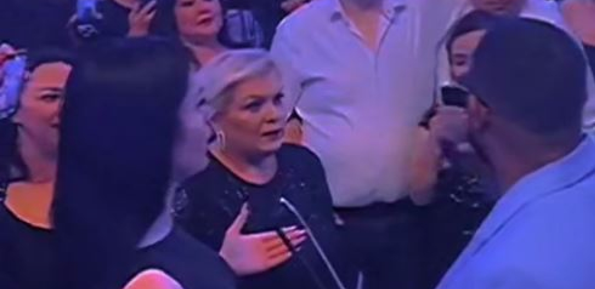 DEVOJKA MC STOJANA NAPRAVILA HAOS NA NASTUPU Zorana pobesnela i prekinula pevanje: "Ovo prelazi svaku granicu normale"